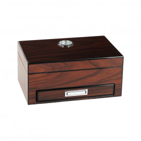 Humidor aus braunem Holz und Zubehör