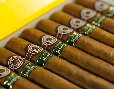 How does a humidor work?