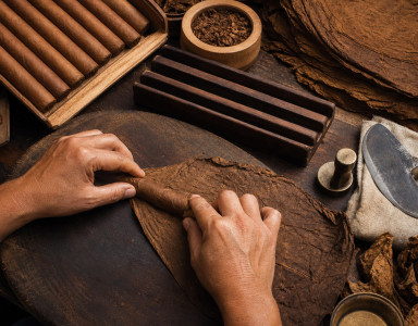 Enrolar charutos: os m&eacute;todos tradicionais explicados